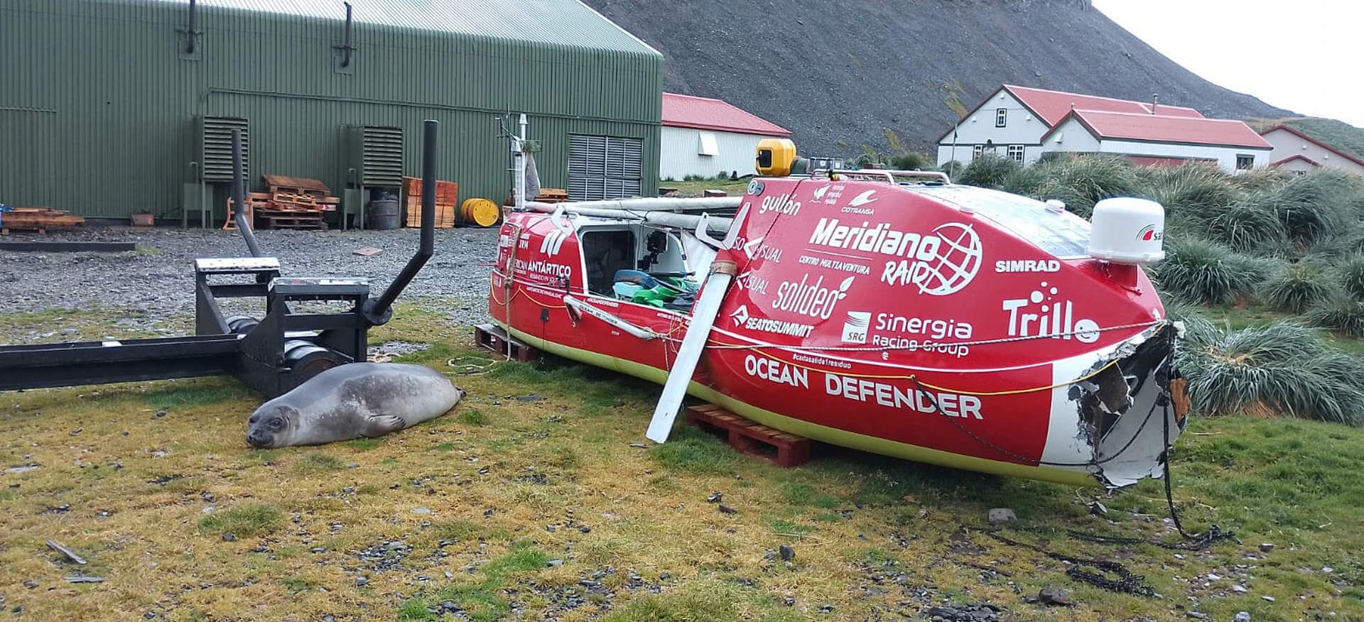 barco Ocean Defender en tierras de Georgia del Sur
